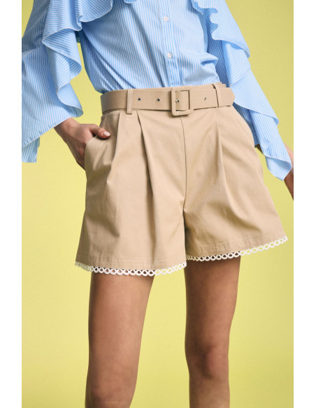 Short à coupe régulière avec ceinture et bordures perforées S.V.P.