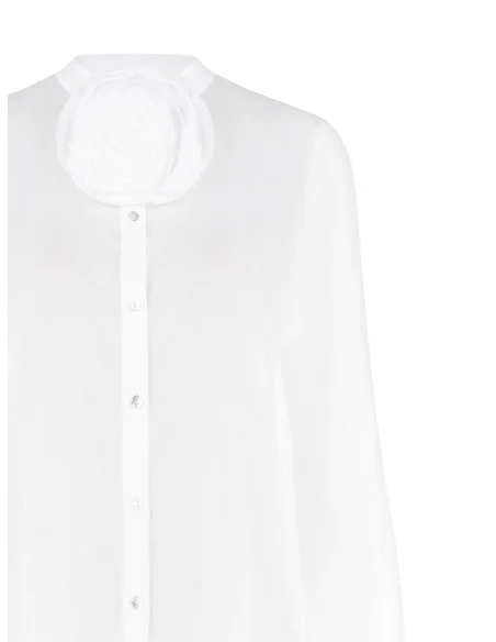 Camicia Ampia In Cotone Semitrasparente Con Spilla Fiore E Bottoni In Madreperla Rinascimento