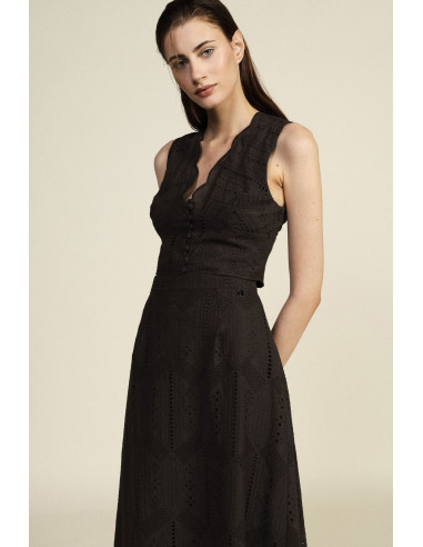 Dixie Short Perforated Top with Scalloped Neckline (Top court perforé à encolure festonnée)