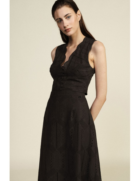 Dixie Short Perforated Top with Scalloped Neckline (Top court perforé à encolure festonnée)