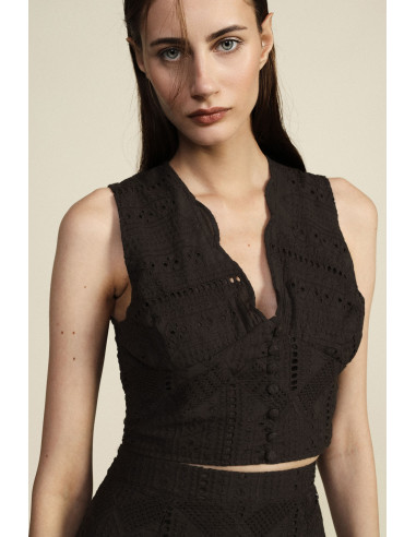 Dixie Short Perforated Top with Scalloped Neckline (Top court perforé à encolure festonnée)