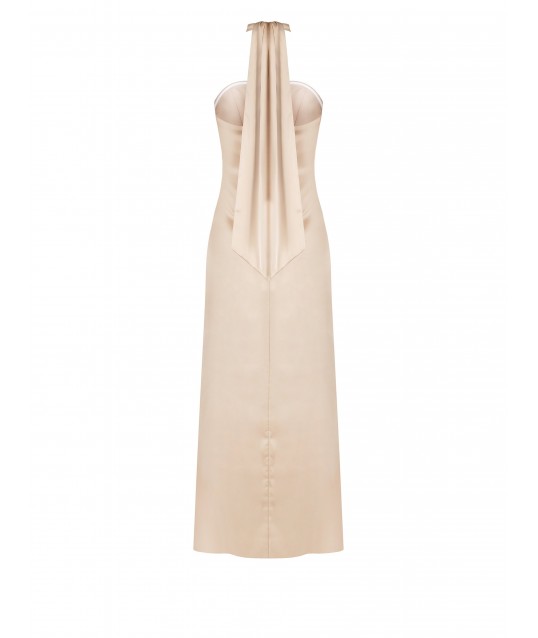 Robe longue ajustée avec une rose sur le décolleté et un petit foulard autour du cou, style Rinascimento