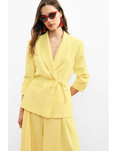 Regular-fit blazer with a tied belt and pockets, please