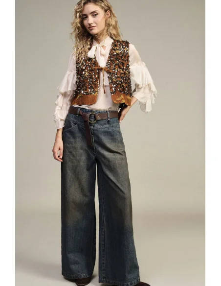 High-waisted, wide-leg jeans with a Dixie belt