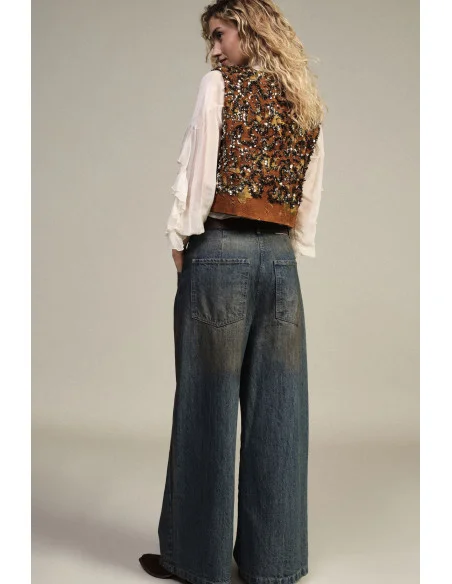 High-waisted, wide-leg jeans with a Dixie belt