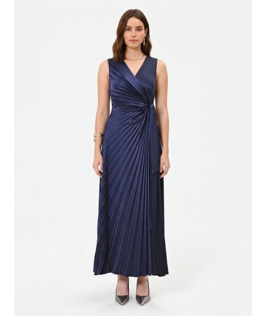 Robe longue en satin plissé, encolure en V croisée, nouée à la taille, Rinascimento