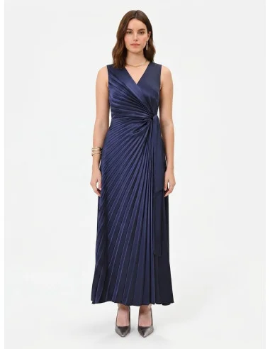 Robe longue en satin plissé, encolure en V croisée, nouée à la taille, Rinascimento