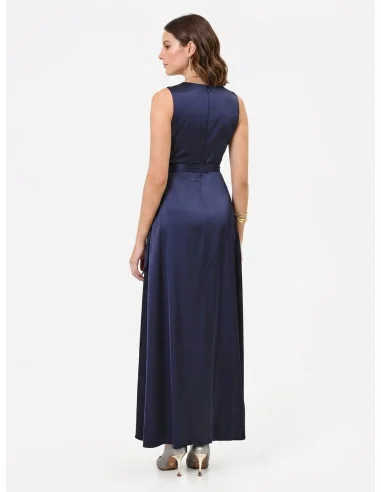 Robe longue en satin plissé, encolure en V croisée, nouée à la taille, Rinascimento