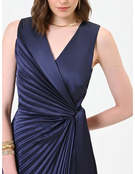 Robe longue en satin plissé, encolure en V croisée, nouée à la taille, Rinascimento