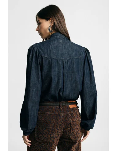Shirt with a classic collar and loose-fitting long sleeves, please
