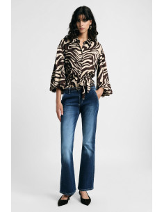 Flare-fit jeans with a wide hem and exposed stitching, please