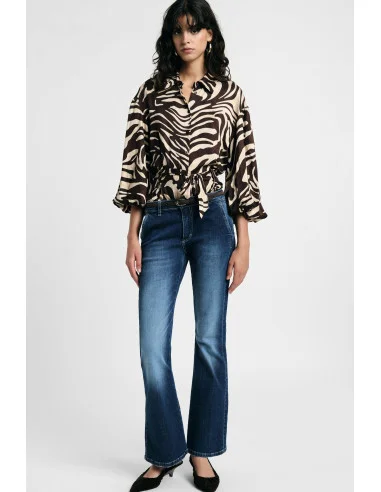 Flare-fit jeans with a wide hem and exposed stitching, please