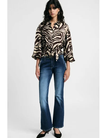 Flare-fit jeans with a wide hem and exposed stitching, please