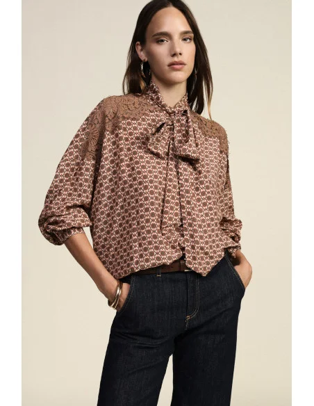 Chemise à motifs avec empiècements brodés et nœud au col « Dixie »