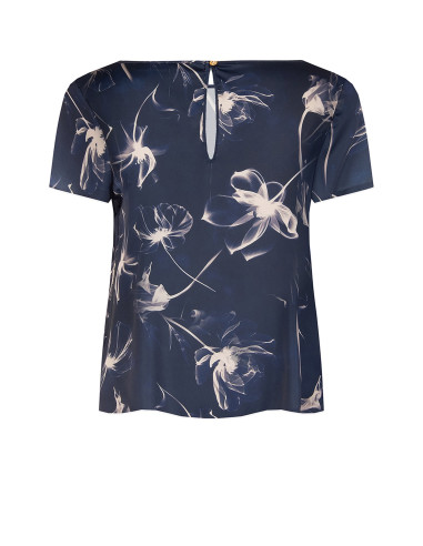 Loose-fitting, flowing satin blouse with large Rinascimento-style f...