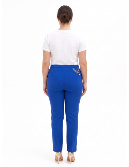 Pantalon droit pour femmes rondes en crêpe scuba, avec détail bijou composé de chaînes et d'une perle – Rinascimento Curvy