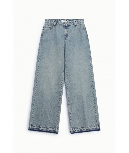 High-waisted, loose-fit jeans with wide legs – Please