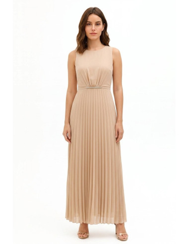 Robe longue en georgette plissée avec une fine ceinture bijou « Rin...