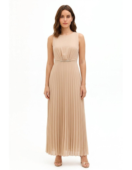 Robe longue en georgette plissée avec une fine ceinture bijou « Rin...