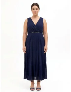 Robe longue grande taille en georgette plissée avec cristaux à la taille et décolleté croisé Rinascimento Curvy