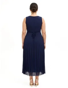 Abito Curvy Lungo In Georgette Plissé Con Cristalli In Vita E Scollo A Incrocio Rinascimento Curvy 2