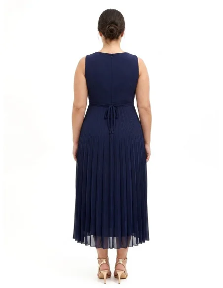 Robe longue grande taille en georgette plissée avec cristaux à la taille et décolleté croisé Rinascimento Curvy