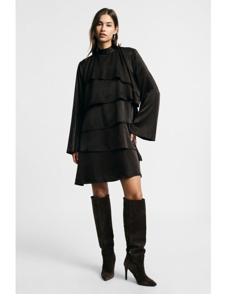 Robe courte à manches longues et volants, s'il vous plaît