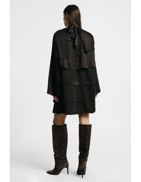 Robe courte à manches longues et volants, s'il vous plaît