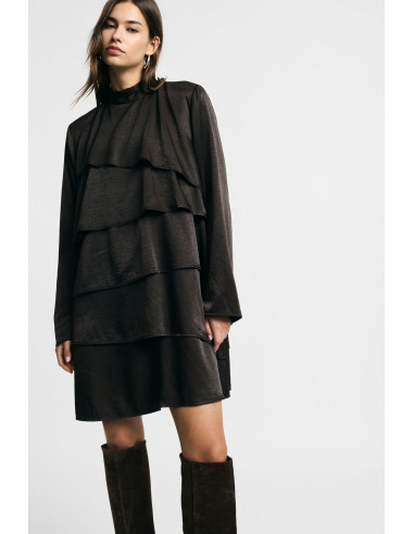 Robe courte à manches longues et volants, s'il vous plaît