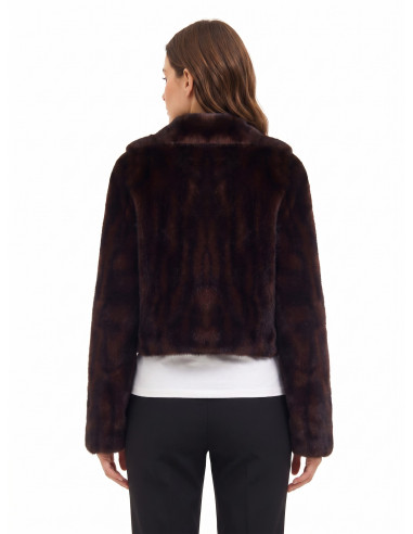Veste courte à double boutonnage en fourrure synthétique douce à effet strié, avec surpiqûres tachetées et poches passepoilées