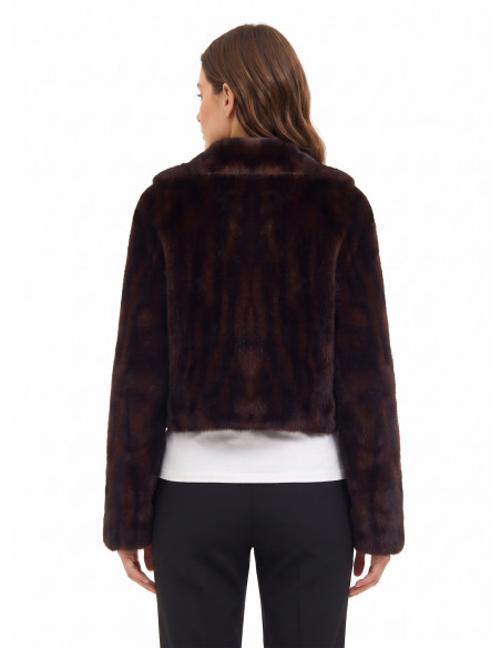 Veste courte à double boutonnage en fourrure synthétique douce à effet strié, avec surpiqûres tachetées et poches passepoilées