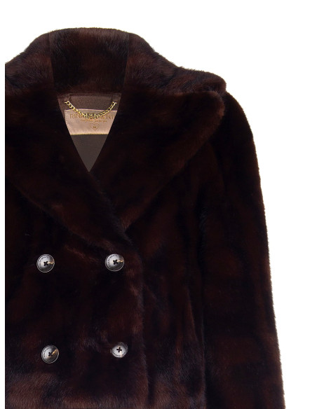 Veste courte à double boutonnage en fourrure synthétique douce à effet strié, avec surpiqûres tachetées et poches passepoilées