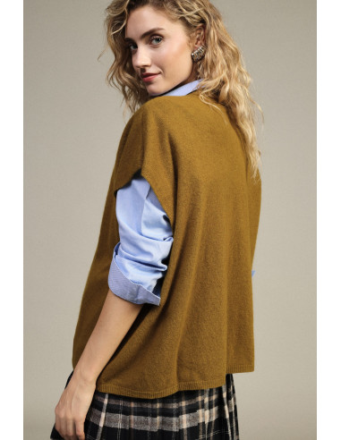 Pull sans manches à boutons et encolure en V en forme de « X »