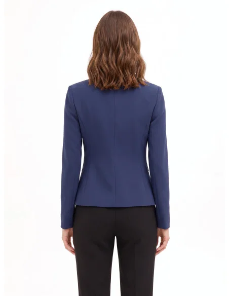 Veste blazer courte cintrée en tissu technique, sans revers, avec détail chaîne « Rinascimento »