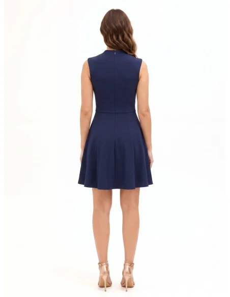 Robe courte évasée en tissu fluide, avec encolure en V croisée et détail métallique « Rinascimento »