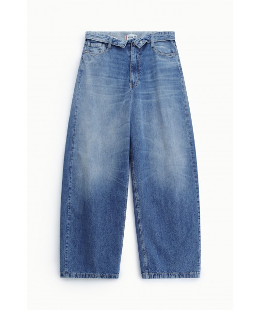 High-waisted, wide-leg jeans with a distressed wash – Please