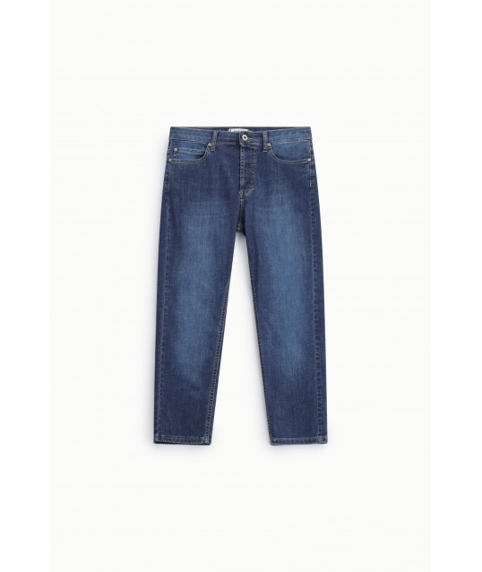 Un jean à coupe droite à cinq poches, s'il vous plaît
