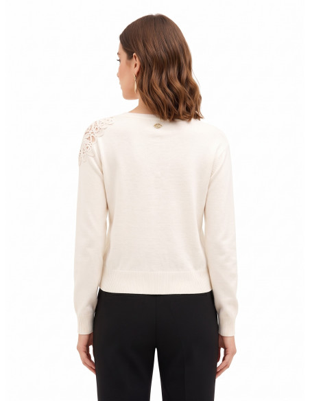 Pull fin en mélange de viscose et de laine avec empiècement au crochet sur l'épaule « Rinascimento »