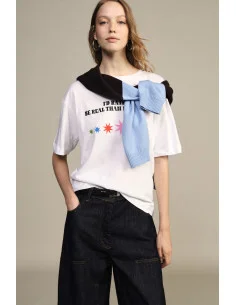 T-shirt à col rond avec inscription et étoiles colorées Dixie