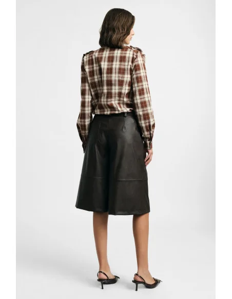 Mid-rise shorts with darts and belt loops – Please