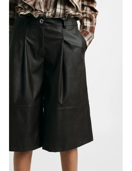 Mid-rise shorts with darts and belt loops – Please