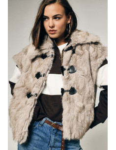 Gilet en fausse fourrure avec fermeture à boutons et col large Please