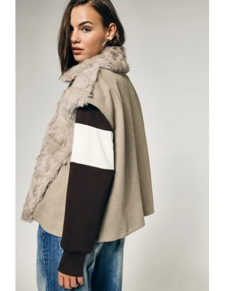 Gilet en fausse fourrure avec fermeture à boutons et col large Please