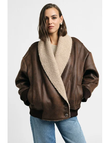 Veste courte en fausse fourrure avec grand col « Please »