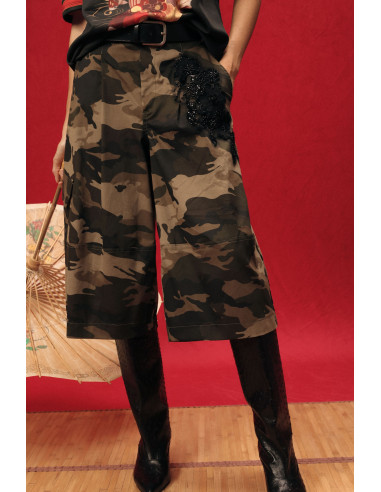 Wide-Leg Camouflage Print Shorts with Floral Motif Dixie