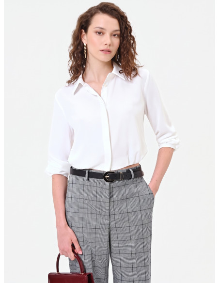 Chemise courte fluide en satin mat avec boutons dissimulés « Rinasc...