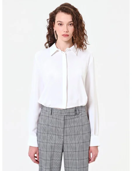 Blouse courte fluide en satin mat avec boutons dissimulés Rinascimento