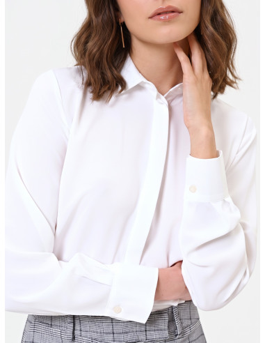 Chemise courte fluide en satin mat avec boutons dissimulés « Rinasc...