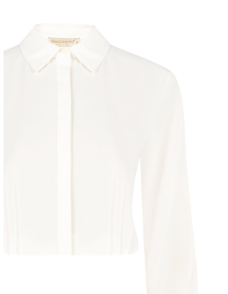 Chemise courte fluide en satin mat avec boutons dissimulés « Rinasc...
