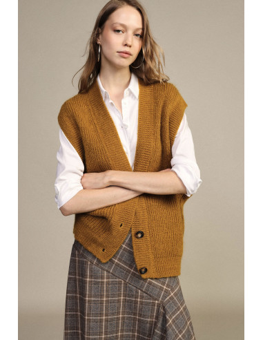Ribbed V-neck waistcoat with Dixie buttons